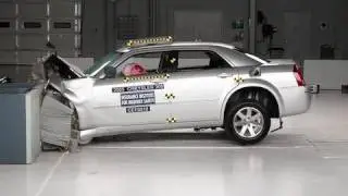2005 Chrysler 300 moderate overlap IIHS crash test