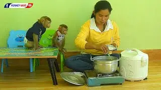 Obedient Baby KAKO & Intelligent LUNA Sit On Table Wait MOM Cooking Pork With Carrot Soup