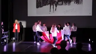 Mówię o Tobie dobrze - Monika Świerszcz. Taniec z flagą uczniowie SP nr 4 w Ostrołęce
