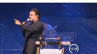 Meninas se Beijam em Pleno Culto Evangélico