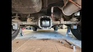 Fiat 124  Spider 2000,  Service the differential, fluid change, gasket sealer, R/R panhard bar