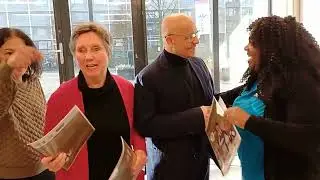 Overhandiging van de lesbrief afval door Stichting Lezen & Schrijven aan DOCK