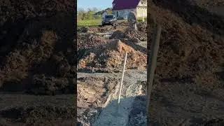 Заливка ленточного фундамента с вибрированием бетонной смеси.