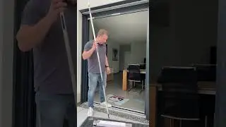 Neher Insektenschutz-Plissee wird montiert.