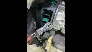 Acoplando o alternador de 260 kVA no MWM 6.12 olha ferramenta do cara chave articulada top!