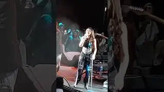 di gedung Quin Elisabeth Hongkong mba happy ... ajak semua fans nya bergoyang heboh ...