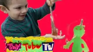 Блеск Шпатлевка v.s Маленький зеленый игрушка инопланетянином в TinyTubeTV