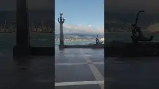 девушки остались под волной 🌊 🤣 набережной Новороссийск нажимайте на экран два раза