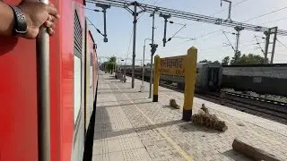 खतरनाक तेज़ रफ्तार से फरीदाबाद स्टेशन पर तहलका मचाते हुए निकली पुणे दुरंतो एक्सप्रेस।