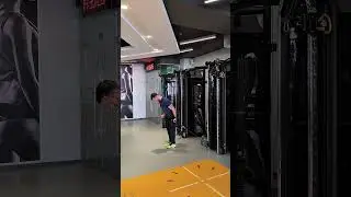 Flexie la biceps &icirc;n aparat din picioare.  