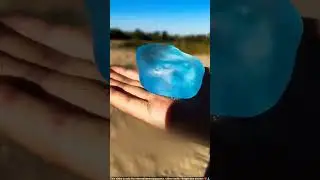 Esta chica encontr&oacute; un cristal azul dentro de la arena 😮