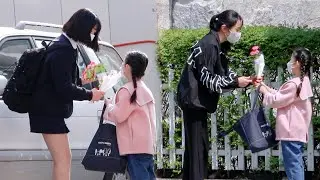 어린 여자 아이에게 꽃을 받는다면?