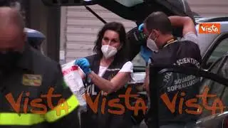 Bomba su un’auto a Roma, l'arrivo della Polizia Scientifica