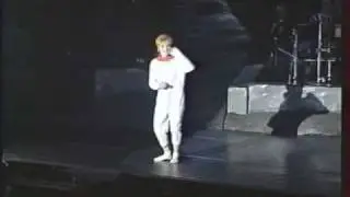 3. Maman a tort - Myl&egrave;ne Farmer (En Concert 89)