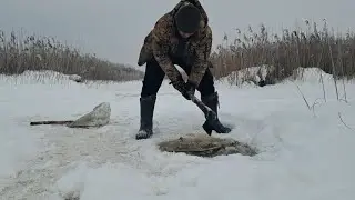 Знову рубаю лід але все марно, риби нема.