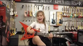Xena Morgana testet Musikinstrumente und kauft eine Jackson Gitarre im Musikhaus Meisinger