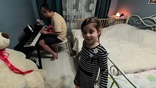 Лиза играет на фортепиано 