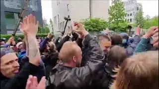 Berlin, Kessel umgekehrt. Polizei wird von Demonstranten eingekesselt.