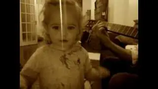 Zara Moon 22 months old et papa trying to play guitar