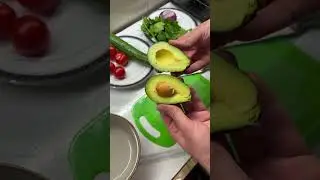 Perfectly ripe avocado 🥑 #avocado #cooking #foodshorts #gastronomia #gastroguide