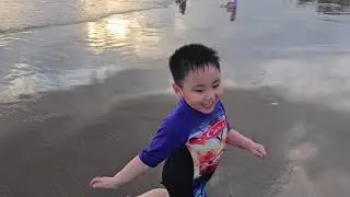 Irvine & Ivern #play with #sand at #Bali 🌞🏖⛱️ #beach #LV8resort 😁