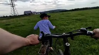 первый выезд на двух колесах / son learned to ride a bicycle