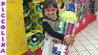 В магазине игрушек и несколько киндер сюрпризов toy store and of Kinder Surprise