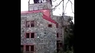 Szczecinek kości&oacute;ł świętej Rozalii z kamienia z plebanią metalowa czerwona dzwonnica.