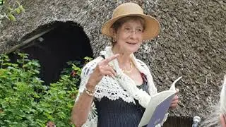 Karen Zubari l&aelig;ser sin 