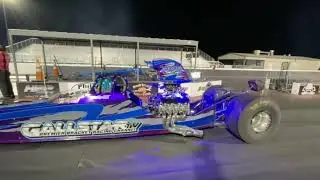 Соревнования по кольцевым гонкам на трассе Xtreme Raceway Park под светом прожекторов.