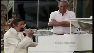 Don Jaime de Mora y Arag&oacute;n tocando el piano