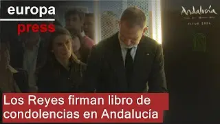 Los Reyes firman en el libro de condolencias expuesto en el stand de Andaluc&iacute;a