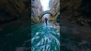 &laquo;&nbsp;HOW IS HE NOT TOUCHING THE ROCKS ?!&nbsp;&raquo; Foilscoot.com