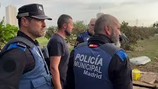 Voluntarios de varias comunidades autónomas colaboran retirando vehículos en Catarroja