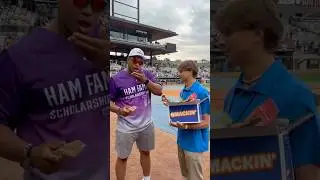 Walter Rouse tries SMACKIN&rsquo; Maple Brown Sugar Sunflower Seeds 🏈