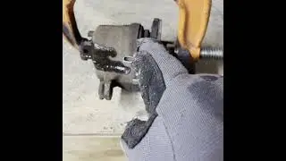 Manic Machanic - Honda CRV rear brake repair No help From Dirty Digits