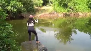 Amazing Snakehead Fishing Technique &ndash; Girl&rsquo;s Wild Fishing Adventure!