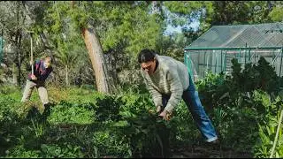 Trabajamos la tierra en vez de ir al gimnasio - Un d&iacute;a real en la finca