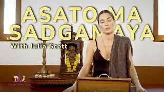 Julia Scott singing Asoto Aa SadGamaya | Purple Valley Yoga in Goa