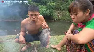 Primitive survival skills: Smart Girl Finding big Squid at River - Cooking Squid eating delicious
