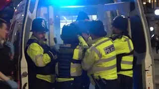 London: Police RESTRAIN & ARREST aggressive man on Strand in Central London!