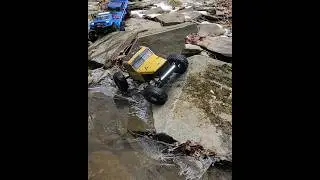 Sunday crawl! #futaba #hobbywingfusion #holmeshobbies #prolinerc #rc4wd #elementrc #scale #crawler
