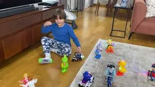 Fatih Selimin oyuncakları.Bir kutu dolusu ışıklı ve sesli pilli dans eden oyuncak.