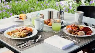 Hotel Carolinenhof Berlin mit gr&ouml;&szlig;tem Hotelgarten l&auml;dt zum Tr&auml;umen + zum romantischen Fr&uuml;hst&uuml;ck ein
