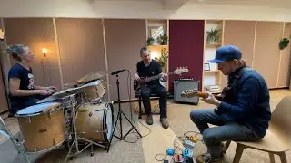 Soloing on a vamp of a new @lubberty song 👌
