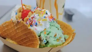 За уникальными вкусами и восхитительным мороженым небольшой партии посетите Cockeye Creamery