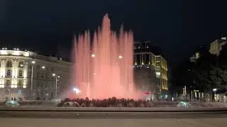 Hochstrahlbrunnen am Schwarzenbergplatz in Wien bei Nacht