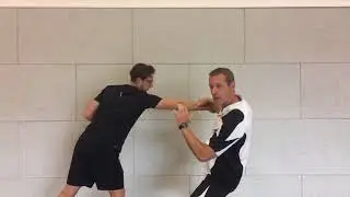 Gymles: Zelfverdediging 10: Aanleggen van grepen en klemmen