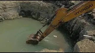 JCB Hyundai210 working in the well | Remove mud in the well | #hyundai #210 #jcbmachine