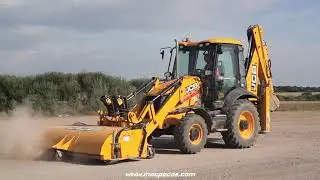 JCB - Retroescavadora VS Escavadora!